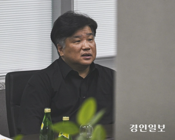 직원을 향한 성희롱 발언 의혹으로 논란의 중심에 선 양우식 경기도의원이 13일 오전 경기도의회 한 사무실에서 관계자와 대화하고 있다. 2025.5.13 /이지훈기자 jhlee@kyeongin.com