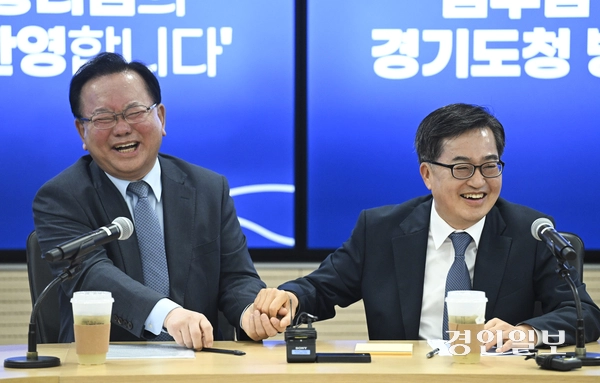 김부겸 전 국무총리가 13일 오전 경기도청을 방문해 김동연 경기도지사와 회동하고 있다. 2025.5.13 /이지훈기자 jhlee@kyeongin.com