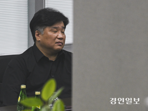 직원을 향한 성희롱 발언 의혹으로 논란의 중심에 선 양우식 경기도의원이 13일 오전 경기도의회 한 사무실에서 관계자와 대화하고 있다. 2025.5.13 /이지훈기자 jhlee@kyeongin.com