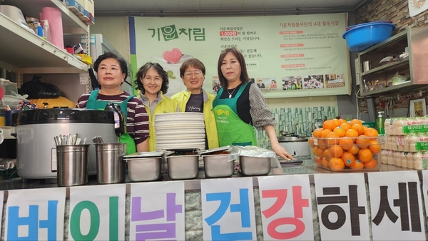 ‘천원의 식당’ 기운차림식당 2호점(의정부지부)이 최근 어버이날을 맞아 홀로 어르신 100여명을 상대로 식사를 제공하는 특별한 ‘효 잔치’를 진행했다. /기운차림식당 의정부지부 제공