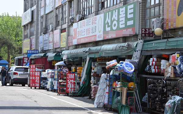 21대 대선이 3주 앞으로 다가온 13일 인천 동구 산업용품유통센터 일대가 한산한 모습을 보이고 있다. 동구 유권자들은 차기 대통령이 경기 침체 해소와 민생 안정에 집중하길 바란다고 목소리를 냈다. 2025.5.13 /김용국기자 yong@kyeongin.com