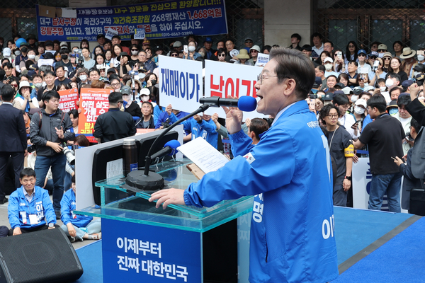 더불어민주당 이재명 대선 후보가 13일 ‘보수의 심장’이라고 불리는 대구광역시의 동성로 거리에서 집중 유세를 하고 있다. 2025.5.13 /연합뉴스