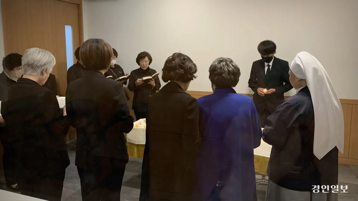 13일 정오 용인시 쉴낙원 장례식장에서 진행된 고(故) 이옥선 할머니의 입관식에서 참석자들이 고인을 추모하며 기도를 올리고 있다. 2025.5.13 /유혜연기자 pi@kyeongin.com