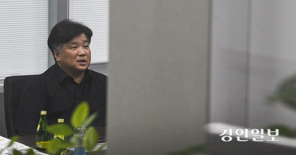 직원을 향한 성희롱 발언 의혹으로 논란의 중심에 선 양우식 경기도의원이 13일 오전 경기도의회 한 사무실에서 관계자와 대화하고 있다. 2025.5.13 /이지훈기자 jhlee@kyeongin.com