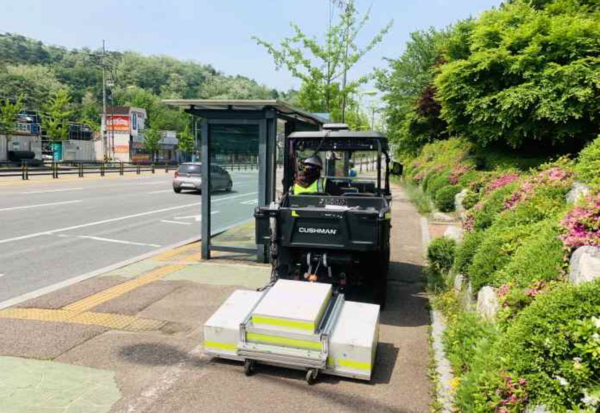 지표투과레이더(GPR)를 활용해 인도 구간을 탐사 하는 모습 /광명시 제공