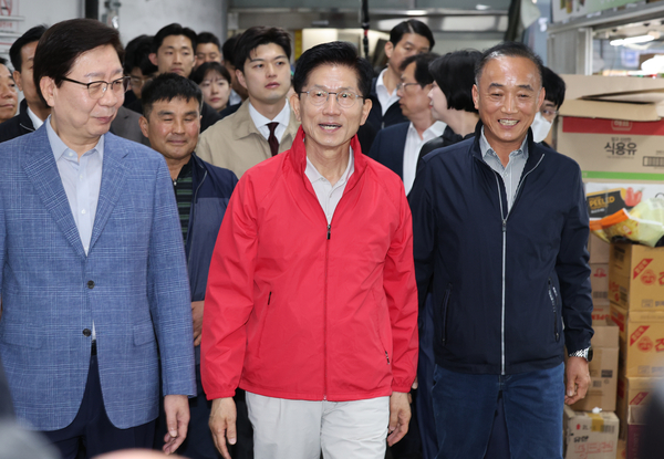 제21대 대통령 선거 공식 선거운동 첫날인 12일 국민의힘 김문수 대선 후보가 서울 송파구 가락시장을 방문하고 있다. 2025.5.12 /연합뉴스