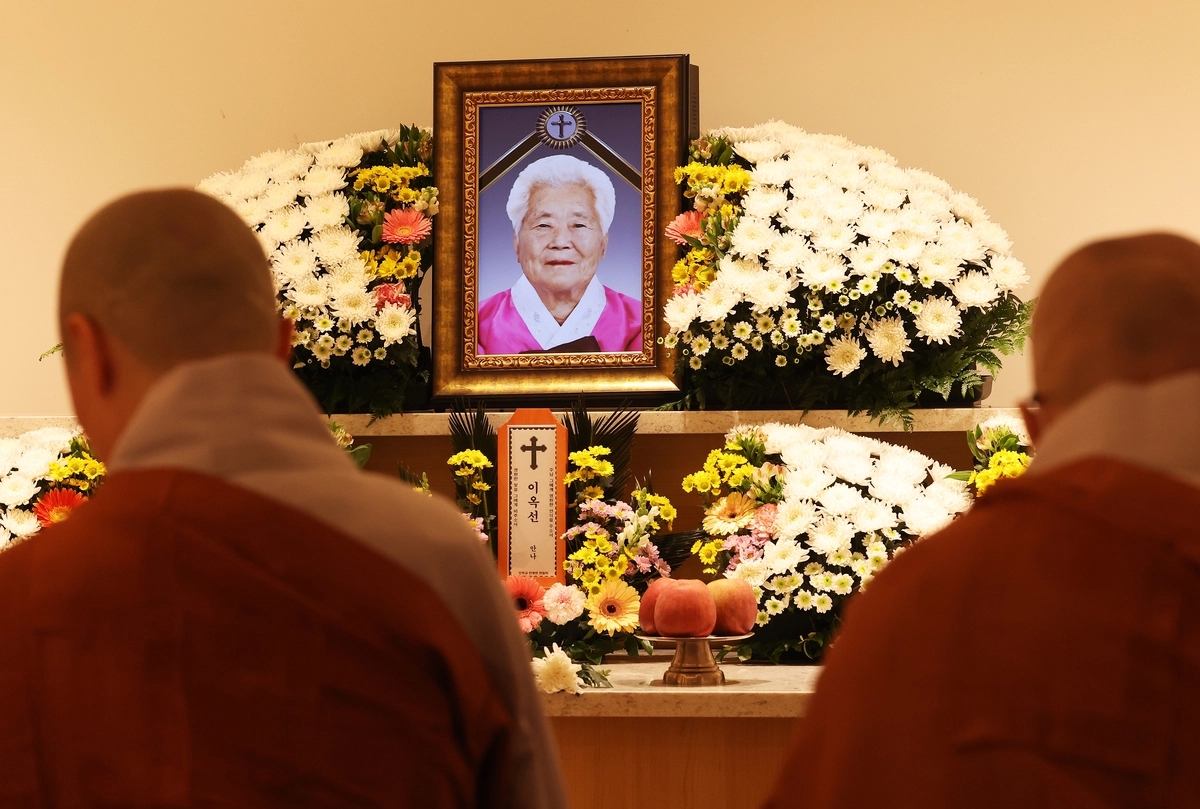 건강 악화로 별세한 일본군 위안부 피해자 이옥선 할머니 빈소가 12일 용인시 수지구 쉴낙원 경기장례식장에 마련돼 있다. 부산 출신인 이 할머니는 14살 때 중국으로 옌지(延吉)로 끌려가 3년간 일본군 위안부로 고초를 겪었고 해방 후에도 중국에 머물다가 2000년 6월 58년 만에 귀국해 이듬해 어렵게 국적을 회복했다. /연합뉴스
