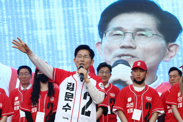 국민의힘 김문수 대선 후보가 12일 대구 서문시장에서 지지를 호소하고 있다. 2025.5.12 /공동취재