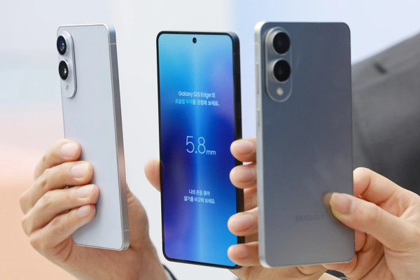 13일 서울 삼성 강남에서 초슬림형 스마트폰인 삼성전자 갤럭시 S25 엣지가 공개되고 있다. 2025.5.13 /연합뉴스