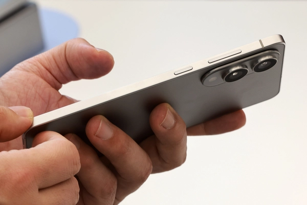 13일 삼성전자 초슬림형 스마트폰 ‘갤럭시 S25 엣지’ 미디어 브리핑이 열린 서울 삼성 강남에서 취재진이 갤럭시 S25 엣지를 살펴보고 있다. 2025.5.13 /연합뉴스