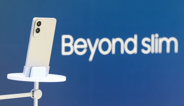 13일 삼성전자 초슬림형 스마트폰 ‘갤럭시 S25 엣지’ 미디어 브리핑이 열린 서울 삼성 강남에 갤럭시 S25 엣지가 전시돼 있다. 2025.5.13 /연합뉴스