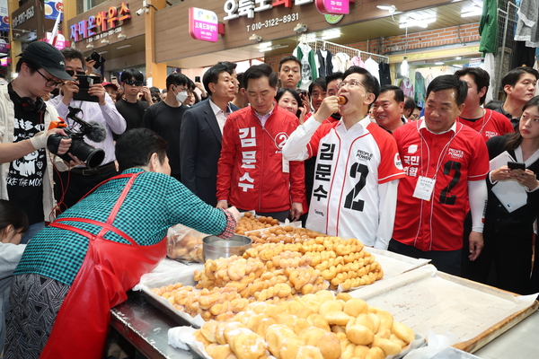국민의힘 김문수 대선 후보가 13일 울산 남구신정시장에서 상인, 시민들을 만나고 있다. 2025.5.13 /연합뉴스