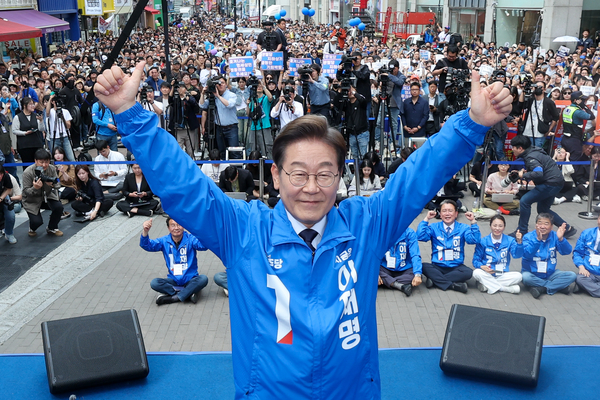 더불어민주당 이재명 대선 후보가 13일 ‘보수의 심장’이라고 불리는 대구광역시의 동성로 거리에서 열린 집중 유세에서 연설을 마친 뒤 두 팔을 번쩍 들어올리고 있다. 2025.5.13 /연합뉴스