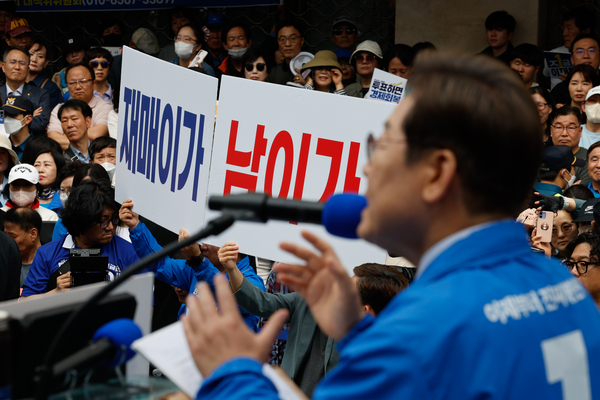 더불어민주당 이재명 대선 후보가 13일 ‘보수의 심장’이라고 불리는 대구광역시의 동성로 거리에서 집중 유세를 하고 있다. 2025.5.13 /연합뉴스