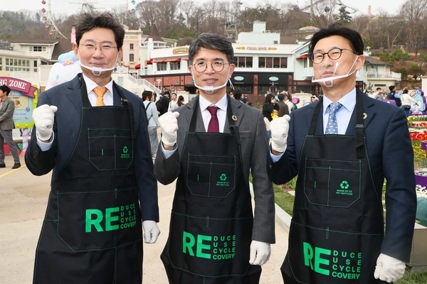 이상일(왼쪽) 용인시장은 김완섭(가운데) 환경부 장관과 정해린 삼성물산 리조트 부문 대표와 함께 지난 3월25일 에버랜드에서 다회용기 사용 확대 캠페인에 참여했다. 2025.3.25 /용인시 제공