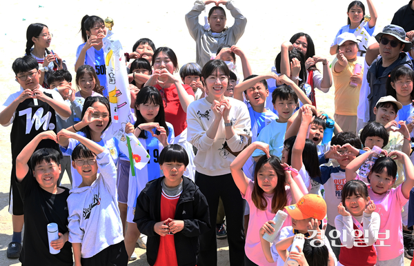 스승의 날을 하루 앞둔 14일 오전 수원시 팔달구 남창초등학교에서 학생들이 선생님에게 손하트로 인사하며 감사의 마음을 전하고 있다. 2025.5.14 /최은성기자 ces7198@kyeongin.com