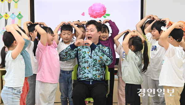 스승의 날을 하루 앞둔 14일 오전 수원시 팔달구 남창초등학교에서 학생들이 선생님에게 손하트로 인사하며 감사한 마음을 전하고 있다. 2025.5.14 /최은성기자 ces7198@kyeongin.com