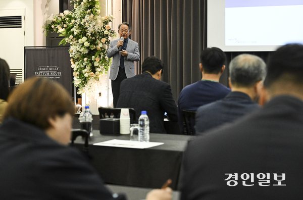 14일 오후 수원시 파티움하우스에서 열린 미래사회포럼에서 최윤희 한국해양산업총연합회장이 ‘해양안보의 현재와 미래’를 주제로 강연하고 있다. 2025.5.14 /이지훈기자 jhlee@kyeongin.com