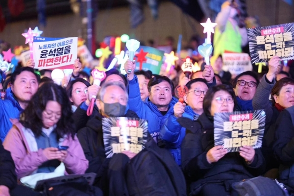 더불어민주당 김현정(평택병) 의원이 ‘윤석열 탄핵 촉구’ 집회에서 빛의혁명 광장시민들과 함께 대통령 파면을 촉구하고 있다. /김현정 의원실 제공