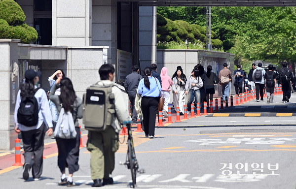 6·3 대선이 3주도 채 남지 않은 가운데, 인하대학교 학생을 포함한 미추홀구 유권자들은 다음 대통령이 상식을 지키고 책임감 있는 모습을 보여주길 원한다고 했다. 사진은 14일 인하대 교정을 거니는 학생들의 모습. 2025.5.14 /김용국기자 yong@kyeongin.com