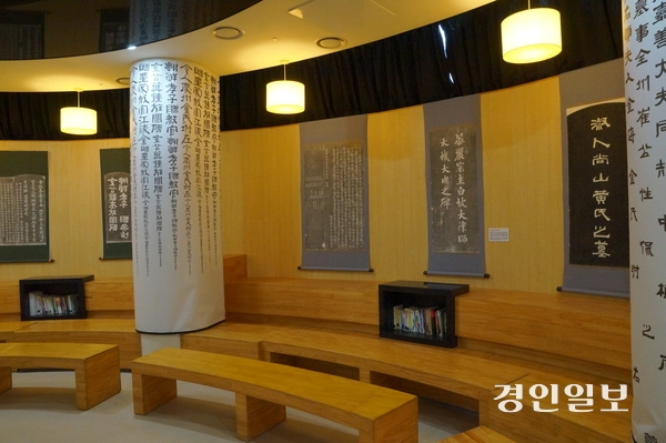 추사박물관 세미나실에서 진행중인 2025 테마전 ‘돌에 새긴 추사 글씨’. 2025.5.13 과천/박상일기자 metro@kyeongin.com