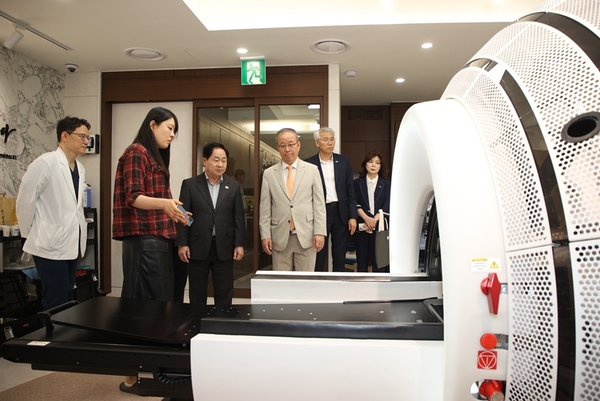 남양주시가 동국대학교와 바이오·의료 연구 개발(R&D)에 협력키로 했다. 주광덕(왼쪽 세번째) 시장이 고양에 위치한 동국대 바이오메디캠퍼스에서 윤재웅(왼쪽 네번째) 총장과 동국대 일산병원 의료시설을 둘러보고 있다. /남양주시 제공