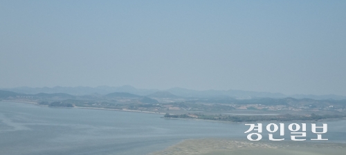 파주 오두산전망대에서 본 북한 황해도 관산반도. 2025.5.14 파주/이종태기자 dolsaem@kyeongin.com