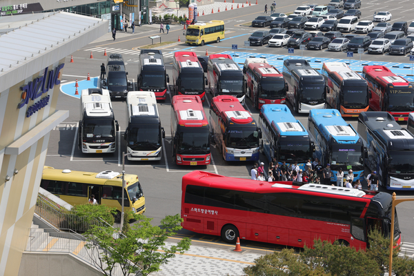 초여름 날씨를 보인 14일 파주시 임진각에서 DMZ 안보 관광 차량이 줄지어 대기하고 있다. 2025.5.14 /연합뉴스