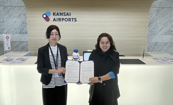 인천국제공항공사는 일본 간사이공항·난카이철도와 ‘2025 오사카·간사이 세계 박람회 공동 마케팅 협력을 위한 업무협약’을 체결했다고 14일 밝혔다. 업무협약 체결 후 인천공항공사 서은정 디지털혁신실장(사진 오른쪽)과 간사이공항 준코 키시노 국제협력부장이 기념촬영을 하고 있다. /인천국제공항공사 제공