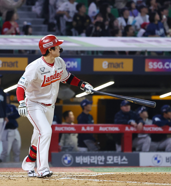 13일 인천 SSG랜더스필드에서 열린 프로야구 NC 다이노스와 SSG 랜더스의 경기에서 SSG 최정이 6회 말 2사 1루 때 KBO 리그 최초 통산 500홈런을 친 후 타구를 보고 있다. 2025.5.13 /연합뉴스