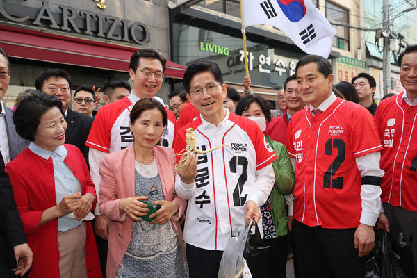 국민의힘 김문수 대선 후보가 14일 경남 진주시 진주중앙시장 등 일대를 방문해 상인, 시민들을 만나고 있다. 2025.5.14 /연합뉴스