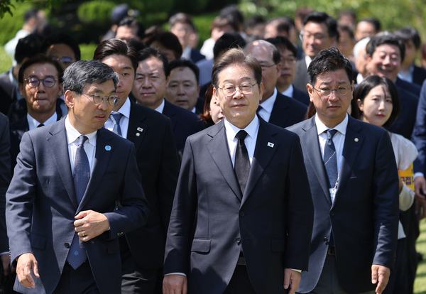 더불어민주당 이재명 대선후보가 14일 부산시 남구 유엔기념공원 찾아 참배를 위해 이동하고 있다. 2025.5.14 /연합뉴스