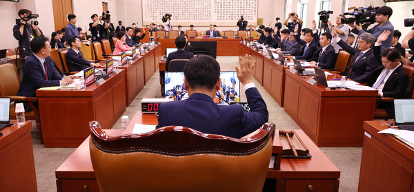 14일 서울 여의도 국회에서 열린 법원조직법·공직선거법·헌법재판소 등을 심사하는 법제사법위원회 전체회의에서 공직선거법 일부개정법률안을 거수 표결하고 있다. 2025.5.14 /연합뉴스