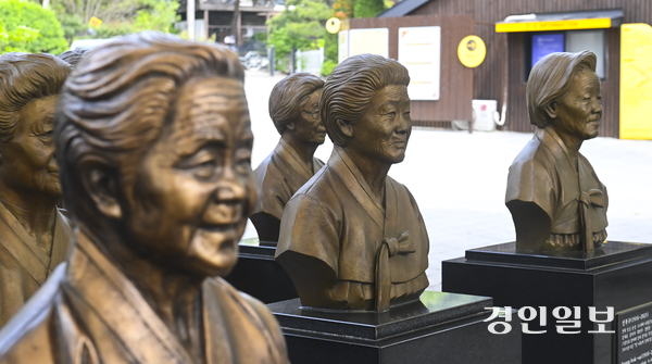 13일 오후 광주시 퇴촌면 나눔의 집에 돌아가신 일본군 위안부 피해자 할머니들의 흉상이 자리해 있다. 지난 11일 이옥선 할머니가 향년 98세로 별세해 이제 일본군 위안부 피해자 가운데 남은 생존자는 6명이다. 2025.5.13 /이지훈기자 jhlee@kyeongin.com