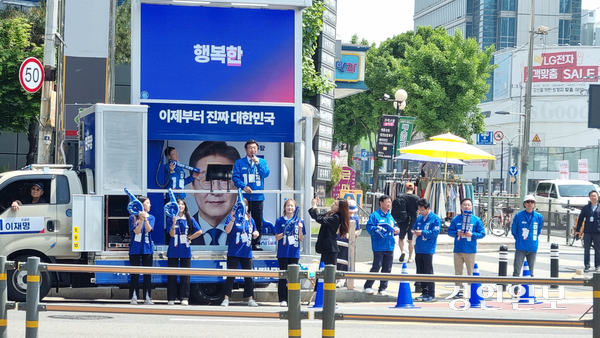 14일 더불어민주당 경기도당 선대위 구리 집중유세에 윤호중 총괄선대위원장이 유세차에 올라 구리시민들을 향해 구리시 지역공약을 미리 공개했다. 2025.5.14 구리/권순정기자 sj@kyeongin.com