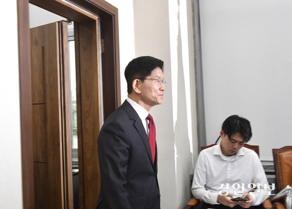 국민의힘 김문수 대선 후보가 긴급기자회견을 위해 입장하고 있다. 이날 김 후보는 12·3 계엄사태에 대해 국민들 앞에 거듭 사과했다. 2025.5.15 /김우성기자 wskim@kyeongin.com