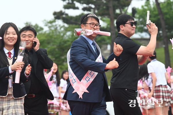 스승의날인 15일 오전 수원시 팔달구 매향중학교에서 선생님들이 학생들의 환호와 축하를 받으며 레드카펫 위를 걸어오고 있다. 2025.5.15 /최은성기자 ces7198@kyeongin.com
