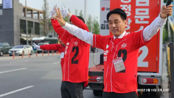 국민의힘 이은주 경기도의원이 15일 김문수 후보 지지를 호소하고 있다. 2025.5.15 /국민의힘 구리시 당원협의회 제공