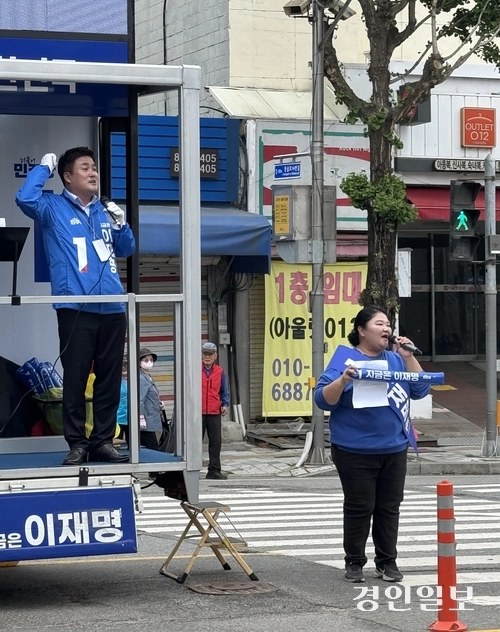 유세 차량 앞에서 이재명 후보 지지를 호소하는 박시선(왼쪽) 의원과 진선화 의원 2025.5.15 여주/양동민기자 coa007@kyeongin.com