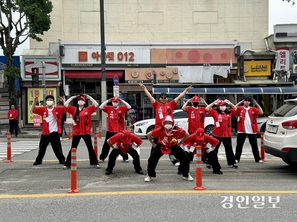 국민의힘 선거운동원들이 붉은 유니폼을 맞춰 입고 율동을 선보이며 여주·양평 선거대책위원회 출정식의 시작을 알리고 있다. 2025.5.15 여주/양동민기자 coa007@kyeongin.com