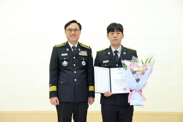 업무추진 유공으로 용인소방서 화재예방과 김준혁 소방장(오른쪽)이 경기도지사 표창을 수상했다./용인소방서 제공