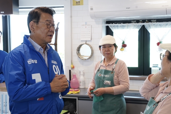 15일 인천 동구 만석동 괭이부리마을을 방문해 ‘경청 투어’를 진행 중인 김교흥 더불어민주당 골목골목 선대위 인천 위원장./김교흥 국회의원 제공
