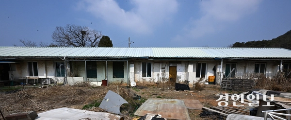 부랑아 교화라는 명분으로 4천700여 명의 소년들의 인권을 유린했던 선감학원 과거 아동숙소 건물. 사진/임열수기자 pplys@kyeongin.com