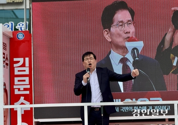 유동규 전 성남도시개발공사 기획본부장이 유세차 연단에서 마이크를 잡고 연설을 하고 있다. 2025.5.15 여주/양동민기자 coa007@kyeongin.com