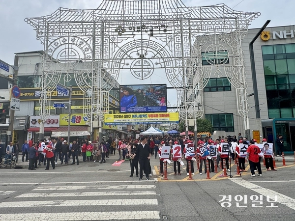 여주한글시장 입구에서 열린 국민의힘 김문수 후보 여주·양평 선거대책위원회 출정식 현장에 시민과 지지자들이 모여 선거운동을 지켜보고 있다. 2025.5.15 여주/양동민기자 coa007@kyeongin.com