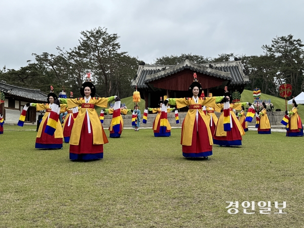 세종대왕 탄신 628돌을 맞아 숭모제전이 15일 오전 세종대왕 영릉 정자각에서 엄숙히 봉행됐다. 사진은 다례행제를 마치고 국립국악원 정악단의 여민락 연주에 맞춰 무용단이 봉래의 공연을 펼치고 있다. 2025.5.15 여주/양동민기자 coa007@kyeongin.com