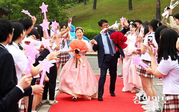 스승의 날인 15일 오전 수원시 팔달구 매향중학교에서 선생님들이 학생들의 응원과 축하를 받으며 레드카펫 위를 걸어오고 있다. 이날 선생님들은 학생들이 준비한 카네이션과 음료를 받은 후 폴라로이드 사진으로 추억을 남기며 뜻깊은 시간을 가졌다. 2025.5.15 /최은성기자 ces7198@kyeongin.com