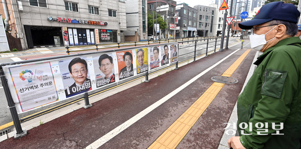 제21대 대통령선거를 앞둔 가운데 15일 오전 수원시 권선구의 한 거리에 후보자들의 선거 벽보가 부착돼 있다. 2025.5.15 /최은성기자 ces7198@kyeongin.com