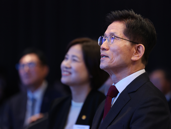 국민의힘 김문수 대선 후보가 15일 서울 영등포구 중소기업중앙회에서 열린 ‘자랑스러운 중소기업인협의회 조찬 강연’에 참석해 박용주 자랑스런 중소기업인협의회 회장의 인사말을 듣고 있다. 2025.5.15 /연합뉴스