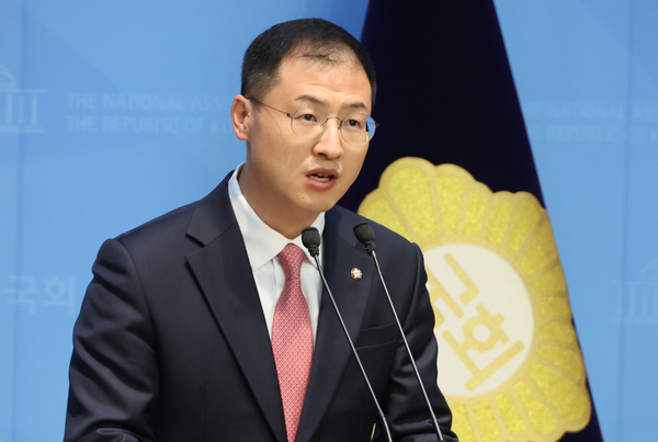 국민의힘을 탈당한 무소속 김상욱 의원이 15일 서울 여의도 국회 소통관에서 더불어민주당 이재명 대선 후보에 대한 지지 선언을 하고 있다. 2025.5.15 /연합뉴스